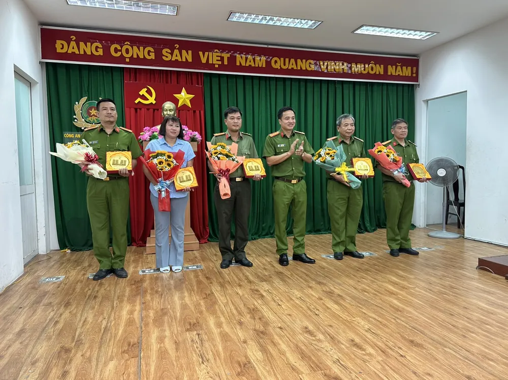 Đại tá Mai Hoàng, Phó Giám đốc Công an TPHCM trao khen thưởng cho các đơn vị Công an huyện Hóc Môn Đại tá Mai Hoàng, Phó Giám đốc Công an TPHCM trao khen thưởng cho các đơn vị Công an huyện Hóc Môn