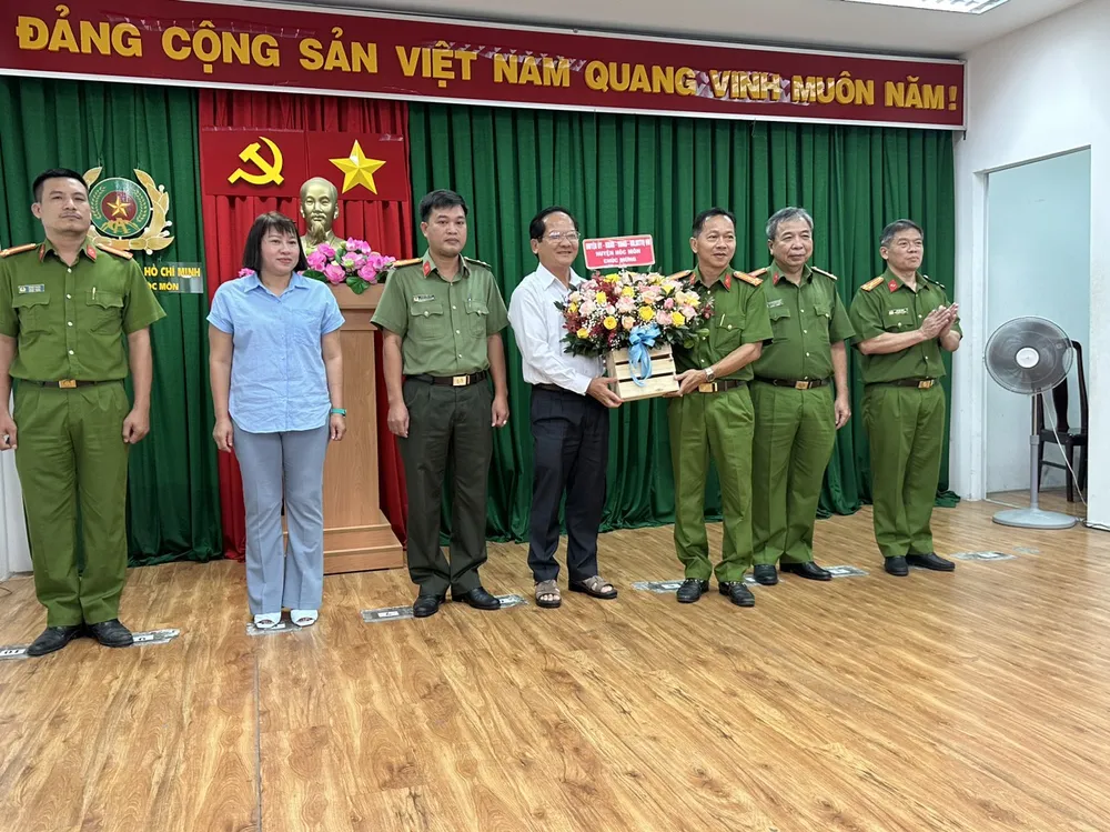Bí thư Huyện ủy huyện Hóc Môn tặng hoa chúc mừng Thượng tá Nguyễn Ngọc Nam, Trưởng Công an huyện Hóc Môn Bí thư Huyện ủy huyện Hóc Môn tặng hoa chúc mừng Thượng tá Nguyễn Ngọc Nam, Trưởng Công an huyện Hóc Môn
