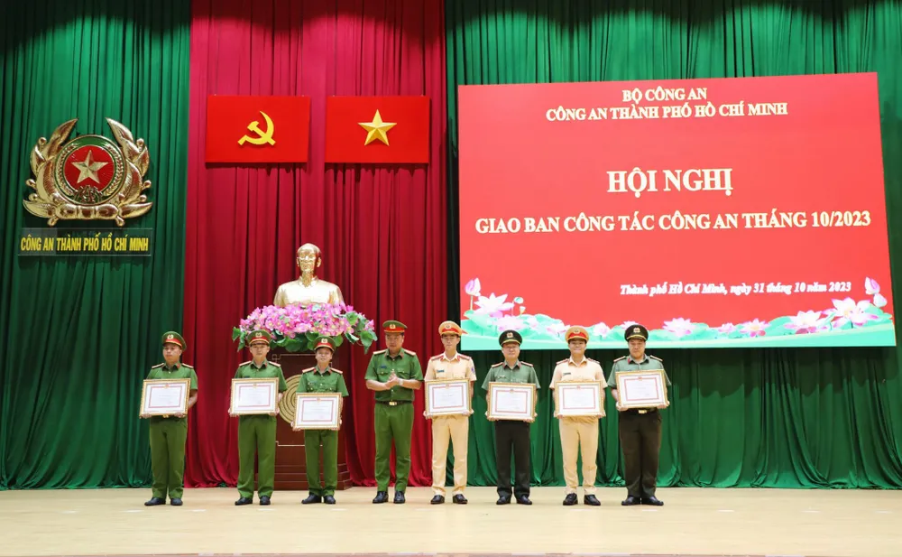 Thượng tá Nguyễn Đình Dương, Phó Giám đốc Công an TPHCM trao khen thưởng cho các cá nhân, tập thể Thượng tá Nguyễn Đình Dương, Phó Giám đốc Công an TPHCM trao khen thưởng cho các cá nhân, tập thể