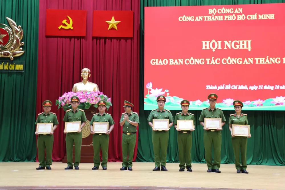 Thiếu tướng Nguyễn Thanh Hưởng, Phó Giám đốc Công an TPHCM trao khen thưởng cho các cá nhân, tập thể Thiếu tướng Nguyễn Thanh Hưởng, Phó Giám đốc Công an TPHCM trao khen thưởng cho các cá nhân, tập thể