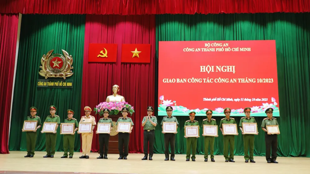Trung tướng Lê Hồng Nam, Giám đốc Công an TPHCM trao khen thưởng cho các cá nhân, tập thể Trung tướng Lê Hồng Nam, Giám đốc Công an TPHCM trao khen thưởng cho các cá nhân, tập thể