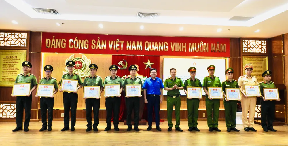 Trao khen thưởng cho các cá nhân, tập thể có thành tích xuất sắc