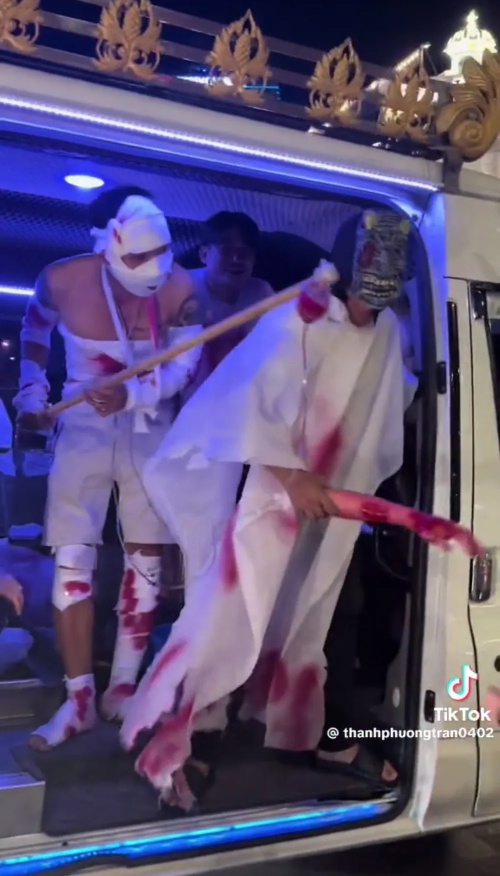 Nhóm người gây náo loạn ở phố đi bộ Nguyễn Huệ trong đêm Halloween. Hình ảnh cắt từ clip Nhóm người gây náo loạn ở phố đi bộ Nguyễn Huệ trong đêm Halloween. Hình ảnh cắt từ clip