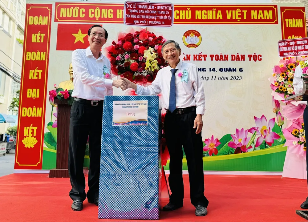 Trưởng Ban Nội chính Thành ủy TPHCM Lê Thanh Liêm tặng quà cho Ban công tác Mặt trận khu phố 5 (phường 14, quận 6). Ảnh: CHÍ THẠCH Trưởng Ban Nội chính Thành ủy TPHCM Lê Thanh Liêm tặng quà cho Ban công tác Mặt trận khu phố 5 (phường 14, quận 6). Ảnh: CHÍ THẠCH