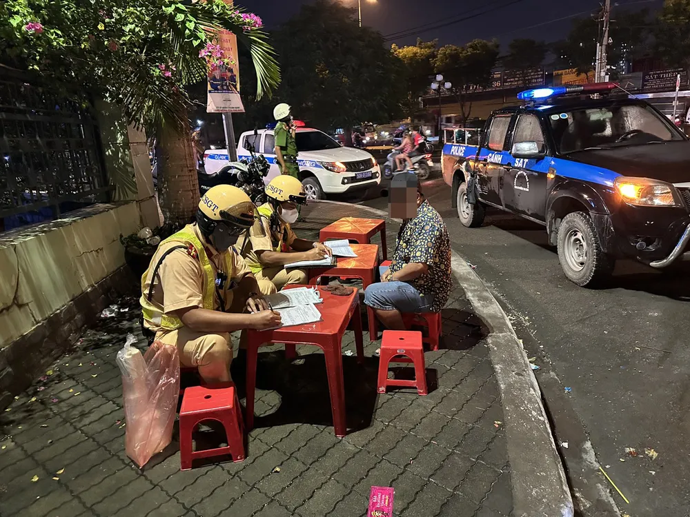 Các tài xế bị Công an TP Thủ Đức kiểm tra. Ảnh: CHÍ THẠCH Các tài xế bị Công an TP Thủ Đức kiểm tra. Ảnh: CHÍ THẠCH