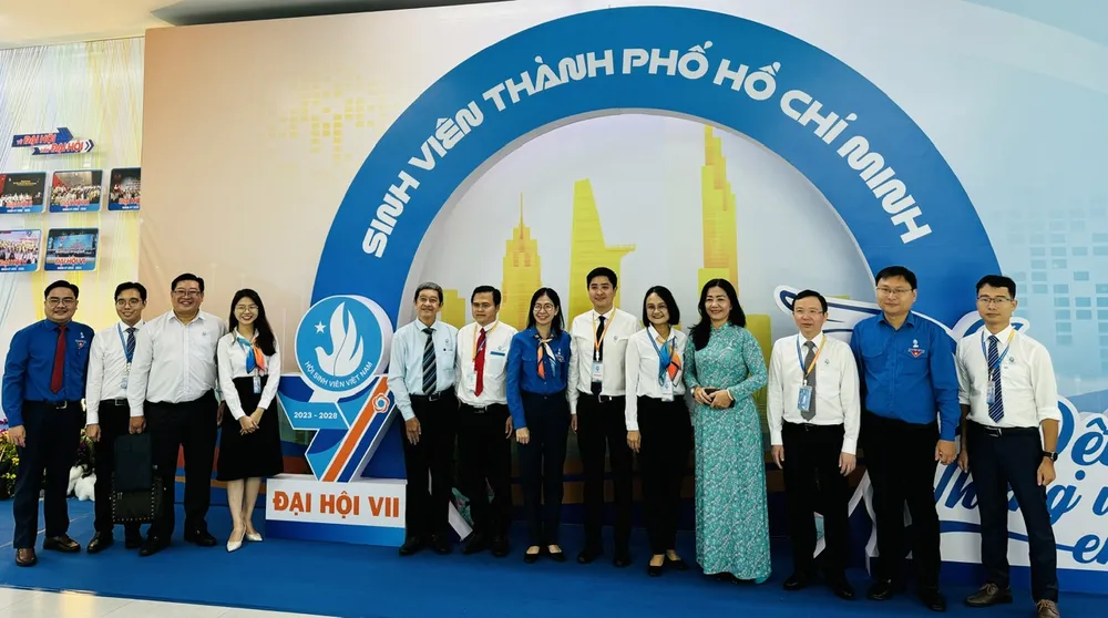 Lãnh đạo TPHCM dự phiên khai mạc đại hội. Ảnh: CHÍ THẠCH