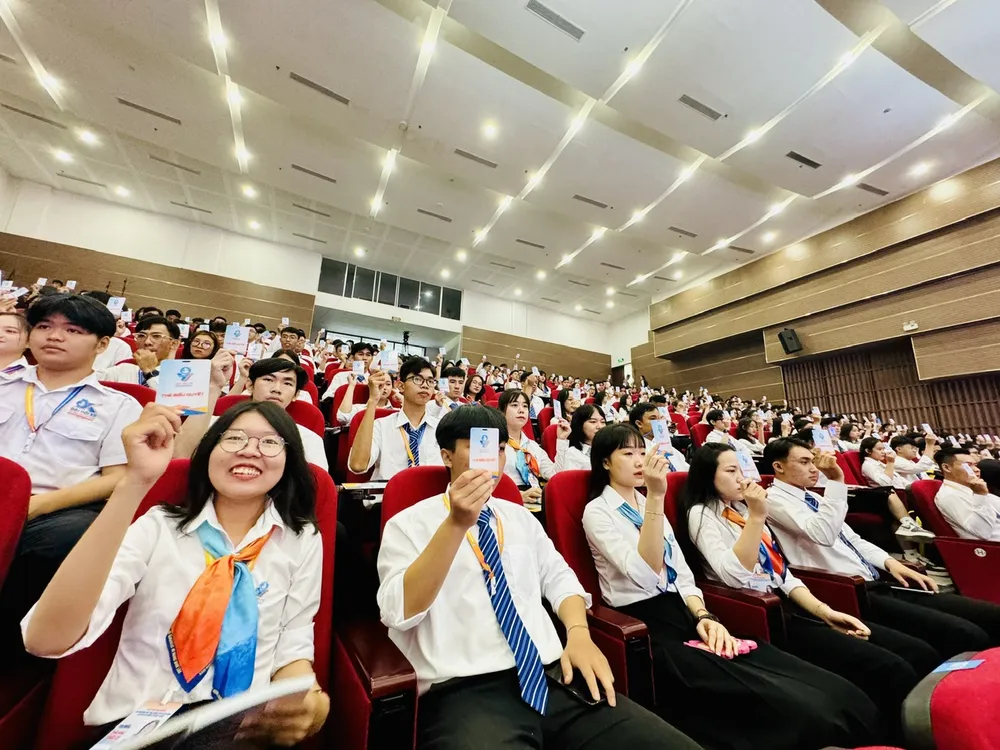 Các đại biểu tham dự Đại hội Sinh viên Việt Nam TPHCM lần thứ VII, nhiệm kỳ 2023-2028 biểu quyết. Ảnh: CHÍ THẠCH