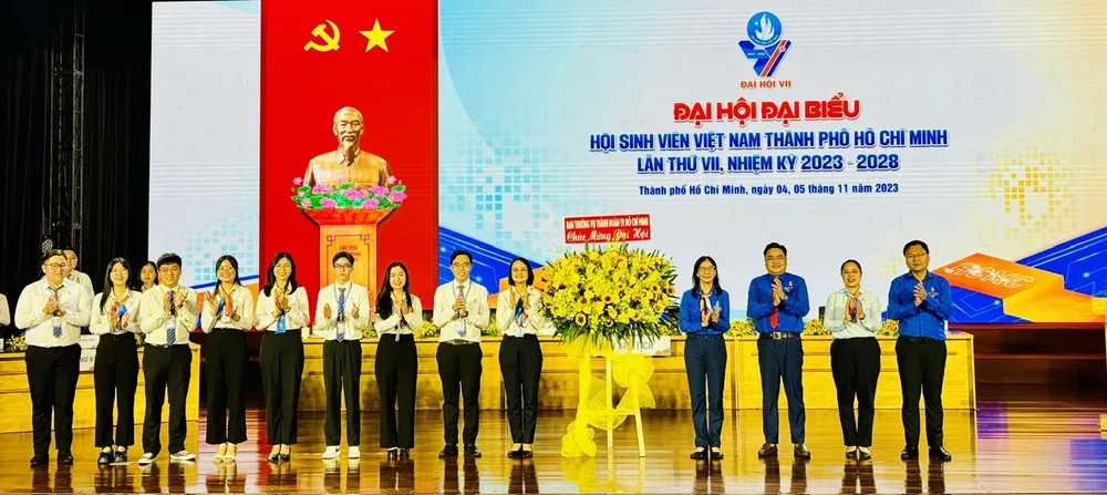 Lãnh đạo TPHCM, Thành Đoàn TPHCM tặng hoa chúc mừng đại hội. Ảnh: CHÍ THẠCH