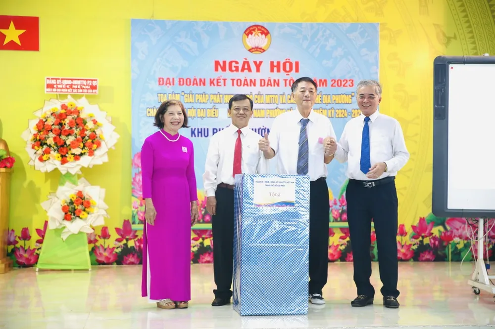 Phó Chủ tịch UBND TPHCM Ngô Minh Châu tặng quà cho Ban Công tác Mặt trận khu phố 2 (phường 2, quận 5)