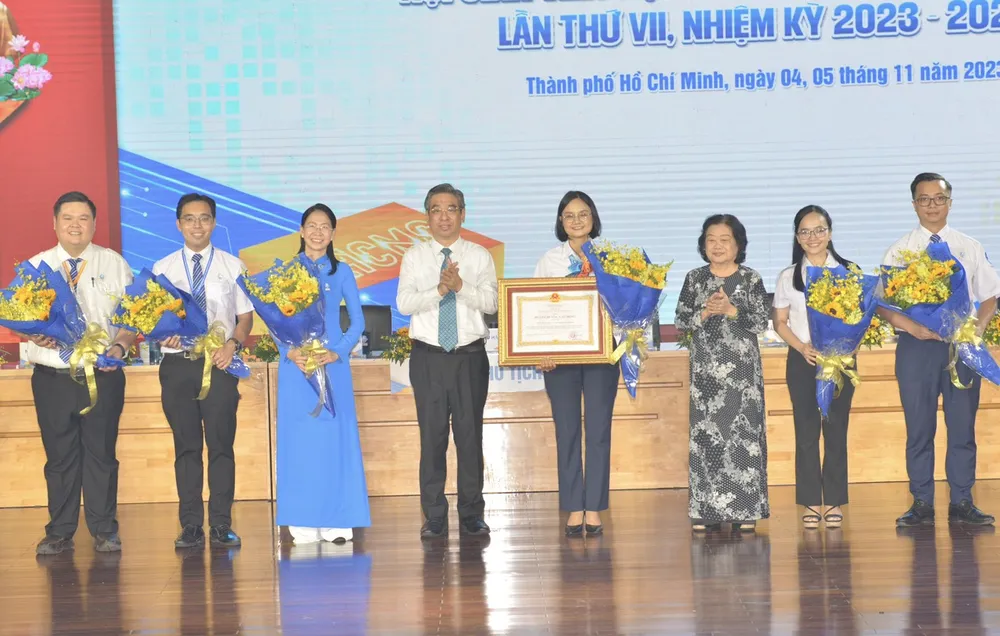 Đồng chí Trương Mỹ Hoa, nguyên Bí thư Trung ương Đảng, nguyên Phó Chủ tịch nước cùng Phó Bí thư Thành ủy TPHCM Nguyễn Phước Lộc trao Huân chương Lao động Hạng Ba cho Hội Sinh viên TPHCM. Ảnh: CAO THĂNG Đồng chí Trương Mỹ Hoa, nguyên Bí thư Trung ương Đảng, nguyên Phó Chủ tịch nước cùng Phó Bí thư Thành ủy TPHCM Nguyễn Phước Lộc trao Huân chương Lao động Hạng Ba cho Hội Sinh viên TPHCM. Ảnh: CAO THĂNG