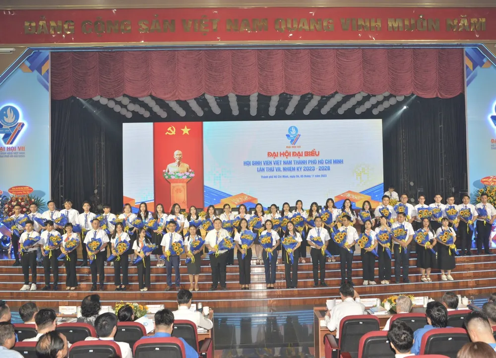 Ban Chấp hành Hội Sinh viên Việt Nam TPHCM lần thứ VII, nhiệm kỳ 2023-2028 ra mắt, nhận nhiệm vụ tại đại hội. Ảnh: CAO THĂNG Ban Chấp hành Hội Sinh viên Việt Nam TPHCM lần thứ VII, nhiệm kỳ 2023-2028 ra mắt, nhận nhiệm vụ tại đại hội. Ảnh: CAO THĂNG