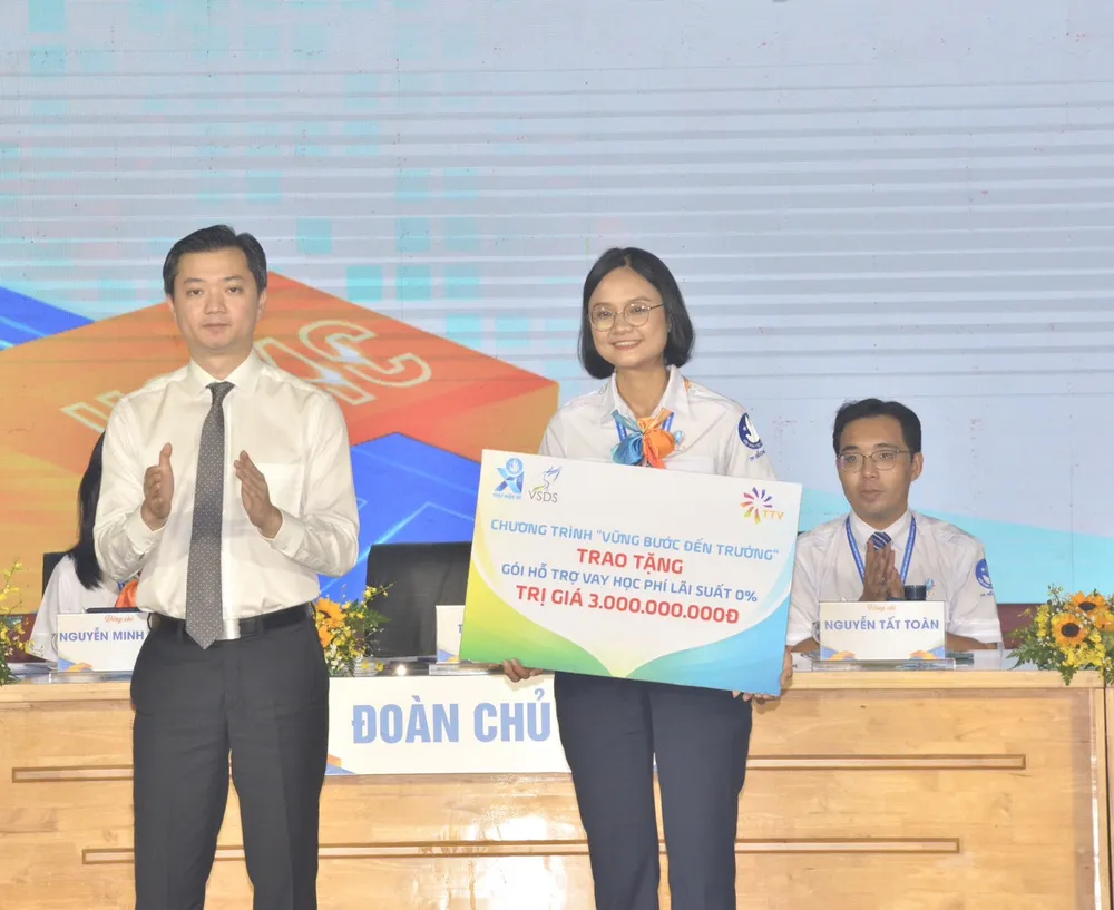 Bí thư Trung ương Đoàn, Chủ tịch Trung ương Hội Sinh viên Việt Nam Nguyễn Minh Triết tặng hoa và trao tặng bảng tượng trưng gói hỗ trợ vay học phí lãi suất 0% đến Hội Sinh viên Việt Nam TPHCM, nhiệm kỳ 2023-2028. Ảnh: CAO THĂNG Bí thư Trung ương Đoàn, Chủ tịch Trung ương Hội Sinh viên Việt Nam Nguyễn Minh Triết tặng hoa và trao tặng bảng tượng trưng gói hỗ trợ vay học phí lãi suất 0% đến Hội Sinh viên Việt Nam TPHCM, nhiệm kỳ 2023-2028. Ảnh: CAO THĂNG