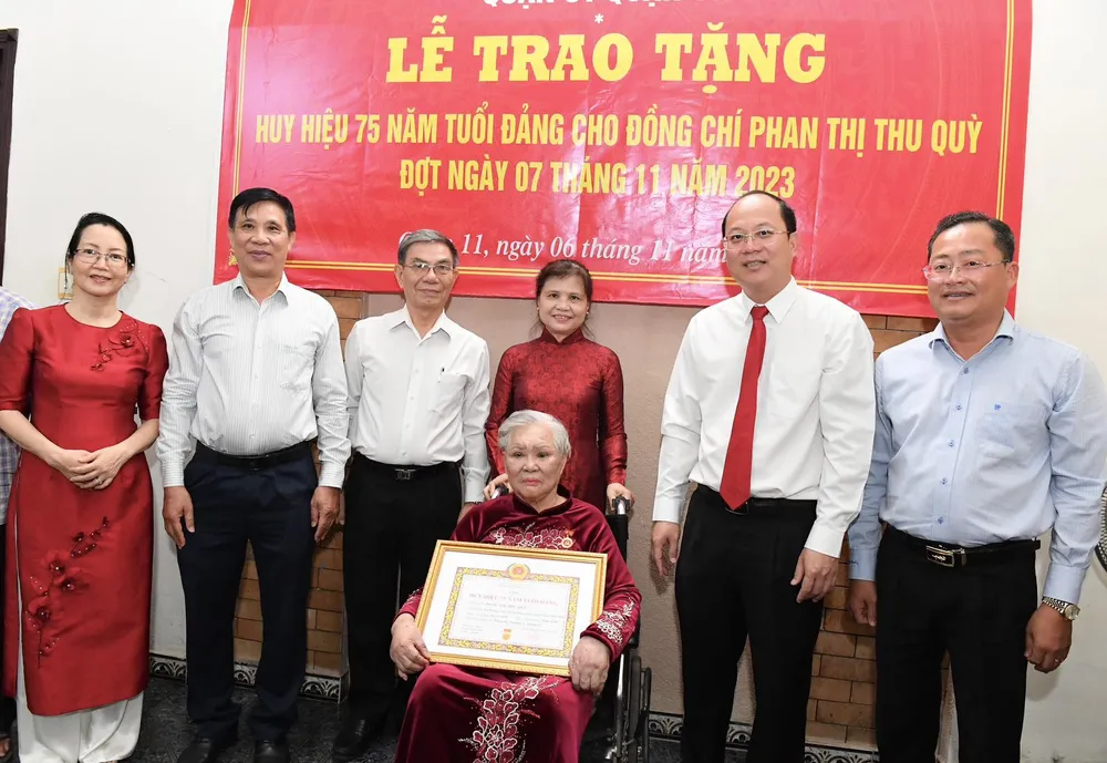 Đồng chí Nguyễn Hồ Hải, Phó Bí thư Thành ủy TPHCM cùng lãnh đạo quận 11 chúc mừng đồng chí Phan Thị Thu Quỳ. Ảnh: VIỆT DŨNG Đồng chí Nguyễn Hồ Hải, Phó Bí thư Thành ủy TPHCM cùng lãnh đạo quận 11 chúc mừng đồng chí Phan Thị Thu Quỳ. Ảnh: VIỆT DŨNG