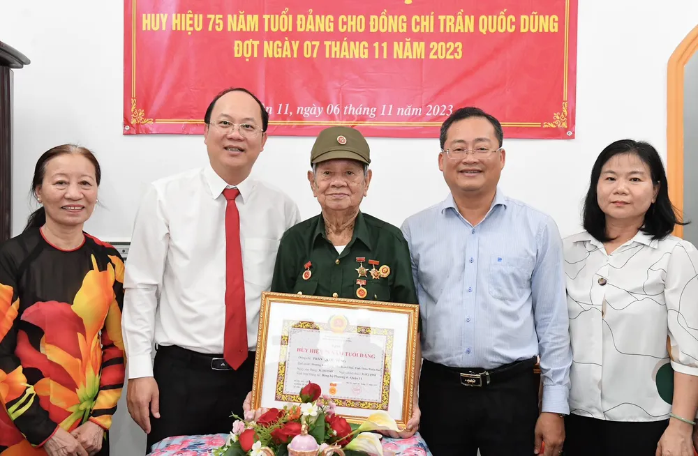 Phó Bí thư Thành ủy TPHCM Nguyễn Hồ Hải trao Huy hiệu 75 năm tuổi Đảng cho đồng chí Trần Quốc Dũng. Ảnh: VIỆT DŨNG Phó Bí thư Thành ủy TPHCM Nguyễn Hồ Hải trao Huy hiệu 75 năm tuổi Đảng cho đồng chí Trần Quốc Dũng. Ảnh: VIỆT DŨNG