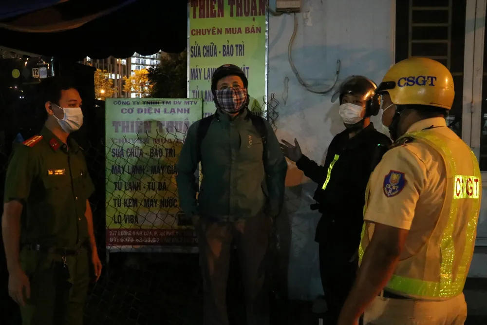 CSGT kiểm tra nồng độ cồn người dân lưu thông ở TP Thủ Đức CSGT kiểm tra nồng độ cồn người dân lưu thông ở TP Thủ Đức