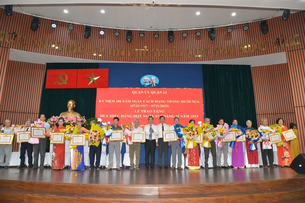 Đồng chí Nguyễn Phước Lộc, Phó Bí thư Thành ủy TPHCM, Trưởng Ban Tổ chức Thành ủy TPHCM và lãnh đạo quận 12 trao Huy hiệu Đảng cho đảng viên cao tuổi Đảng ở quận 12. Ảnh: CAO THĂNG