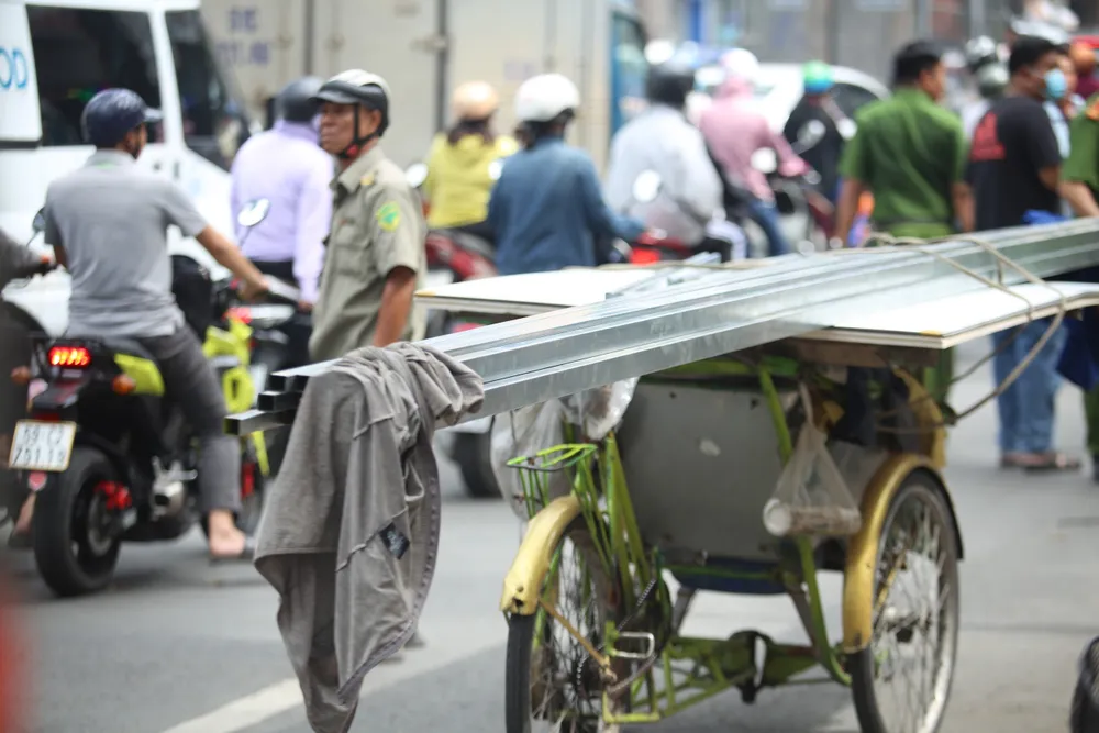 Các thanh sắt dài trên xe xích lô Các thanh sắt dài trên xe xích lô