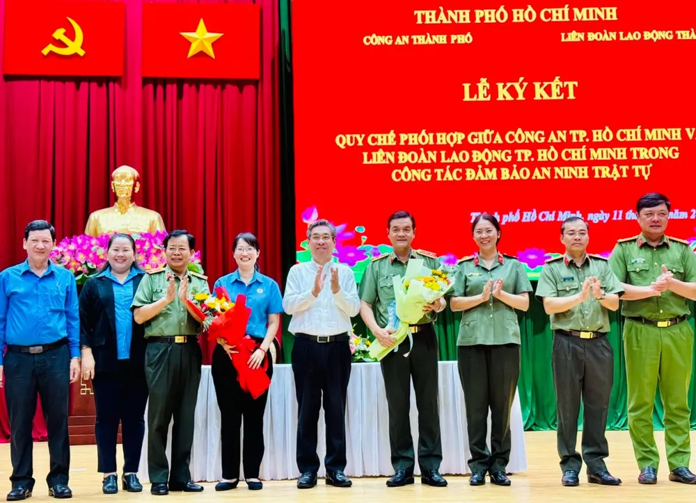 Đồng chí Nguyễn Phước Lộc, Phó Bí thư Thành ủy TPHCM, Trưởng Ban Tổ chức Thành ủy TPHCM tặng hoa chúc mừng Công an TPHCM và LĐLĐ TPHCM. Ảnh: CHÍ THẠCH