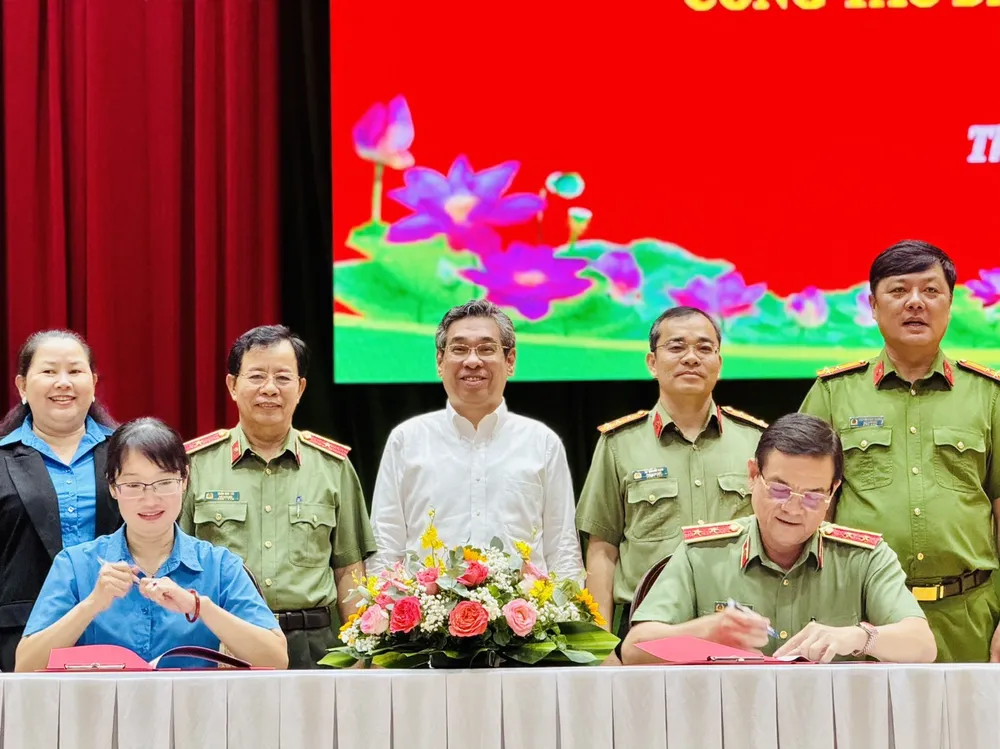 Đồng chí Nguyễn Phước Lộc, Phó Bí thư Thành ủy TPHCM, Trưởng Ban Tổ chức Thành ủy TPHCM cùng lãnh đạo Công an TPHCM, LĐLĐ TPHCM chứng kiến 2 đơn vị ký kết quy chế phối hợp. Ảnh: CHÍ THẠCH