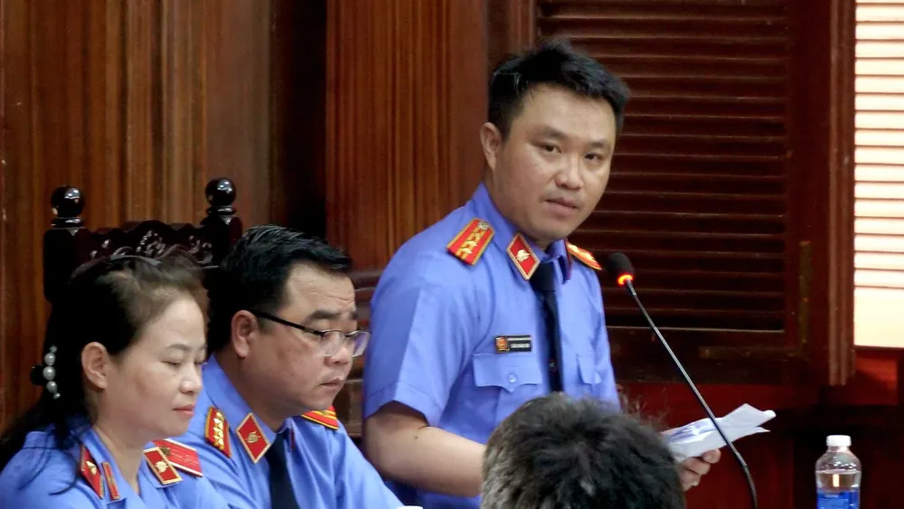 Đại diện Viện KSND TPHCM đề nghị tuyên 18 bị cáo án tử hình. Ảnh: CHUNG THÀNH