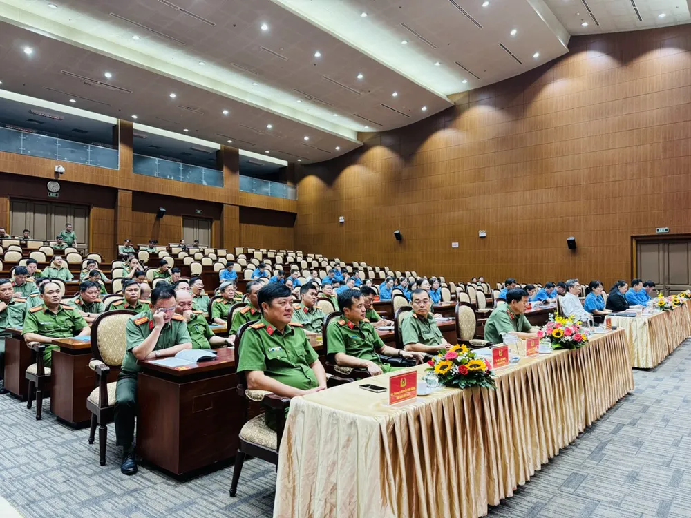 Lãnh đạo Công an TPHCM tham dự buổi lễ ký kết. Ảnh: CHÍ THẠCH