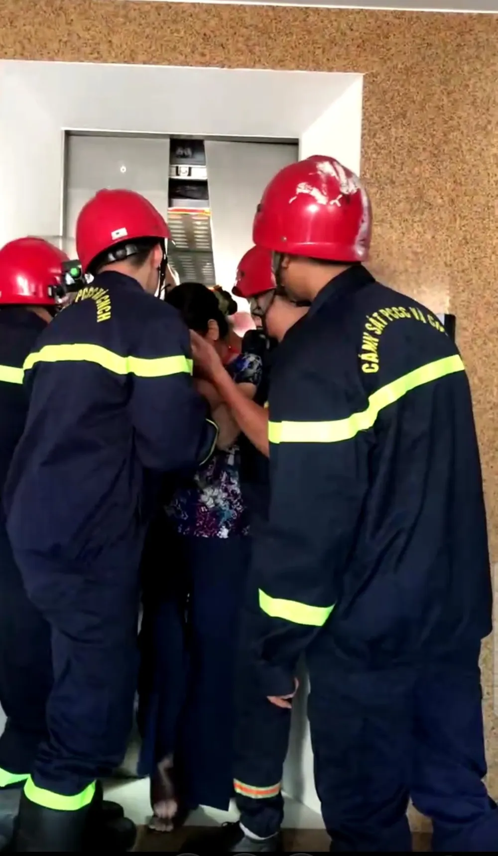 Lực lượng PCCC TPHCM phá cửa thang máy, đưa 9 nạn nhân mắc kẹt ra ngoài