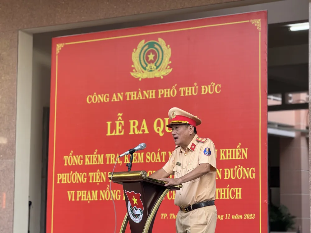 Trung tá Nguyễn Văn Hoàng, Đội trưởng Đội CSGT-TT Công an TP Thủ Đức phát biểu tại lễ ra quân. Ảnh: CHÍ THẠCH