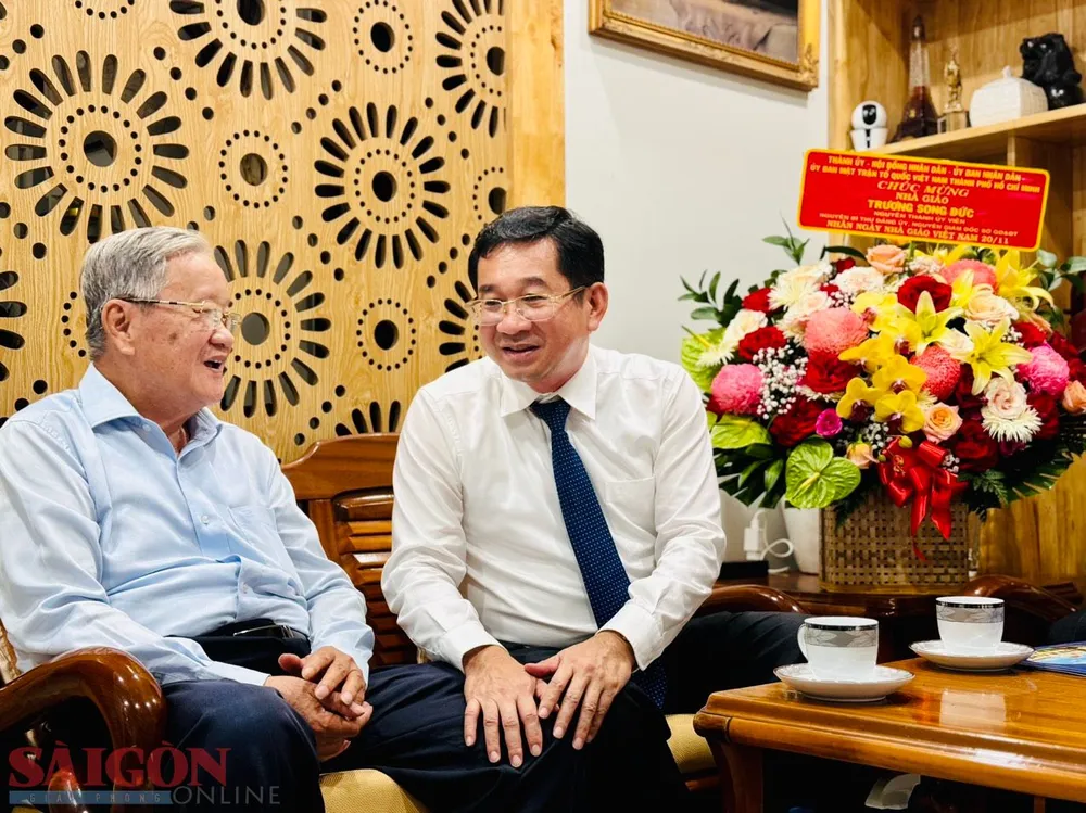 Chủ nhiệm Ủy ban Kiểm tra Thành ủy TPHCM Dương Ngọc Hải ân cần thăm hỏi Nhà giáo Trương Song Đức. Ảnh: CHÍ THẠCH