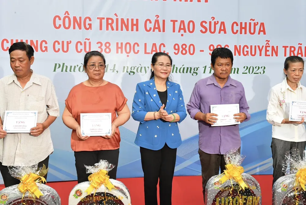 Chủ tịch HĐND TPHCM Nguyễn Thị Lệ trao tặng các phần quà cho các hộ dân có hoàn cảnh khó khăn trên địa bàn. Ảnh: VIỆT DŨNG
