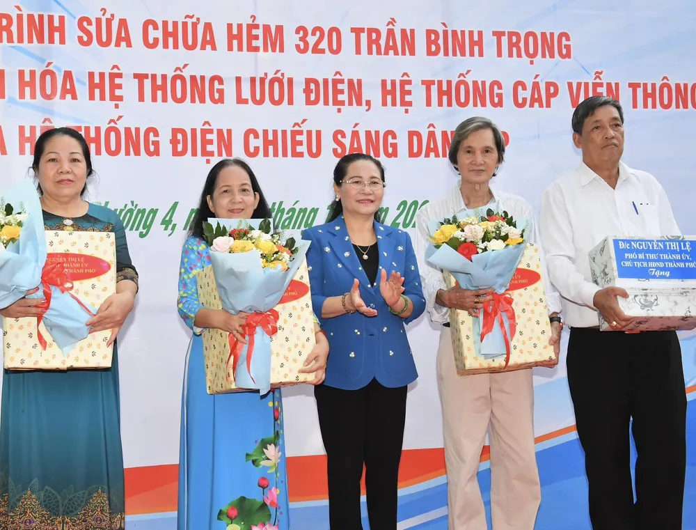 Chủ tịch HĐND TPHCM Nguyễn Thị Lệ trao quà cho các hộ gia đình. Ảnh: VIỆT DŨNG Chủ tịch HĐND TPHCM Nguyễn Thị Lệ trao quà cho các hộ gia đình. Ảnh: VIỆT DŨNG