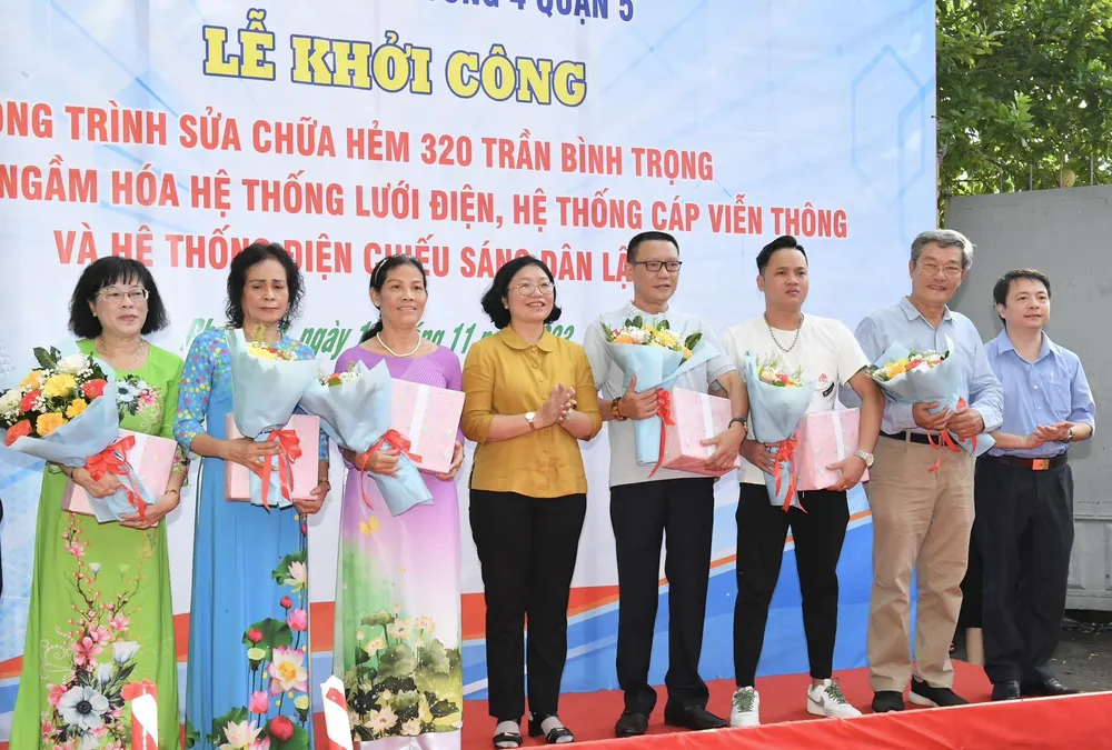 Đồng chí Huỳnh Ngọc Nữ Phương Hồng, Bí thư Quận ủy quận 5 trao quà cho các hộ gia đình ở con hẻm. Ảnh: VIỆT DŨNG Đồng chí Huỳnh Ngọc Nữ Phương Hồng, Bí thư Quận ủy quận 5 trao quà cho các hộ gia đình ở con hẻm. Ảnh: VIỆT DŨNG