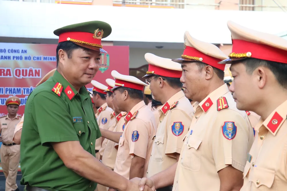 Thượng tá Nguyễn Đình Dương, Phó Giám đốc Công an TPHCM động viên cán bộ chiến sĩ trước buổi ra quân