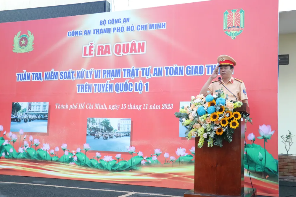 Thượng tá Trần Trung Hiếu, Trưởng Phòng PC08 phát biểu tại buổi lễ ra quân