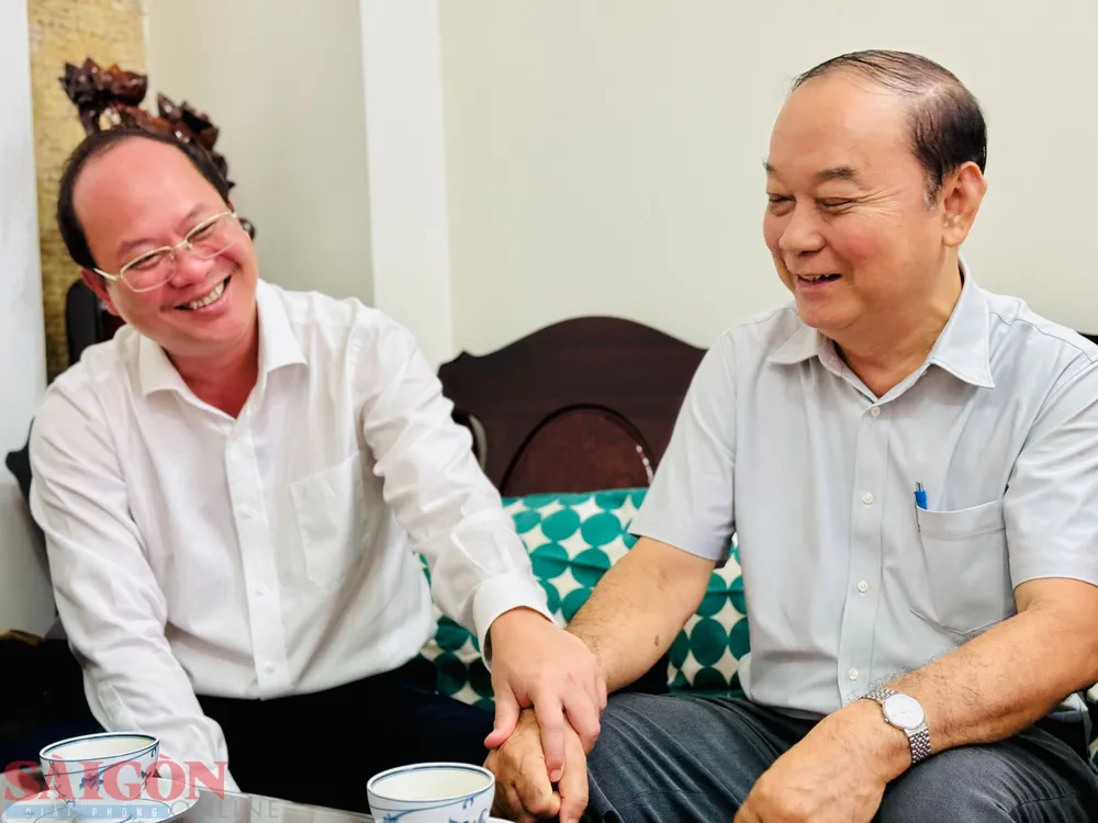 Phó Bí thư Thành ủy TPHCM Nguyễn Hồ Hải ân cần thăm hỏi và bày tỏ lòng tri ân những đóng góp của Nhà giáo ưu tú, PGS.TS Lê Bảo Lâm cho sự nghiệp giáo dục. Ảnh: CHÍ THẠCH