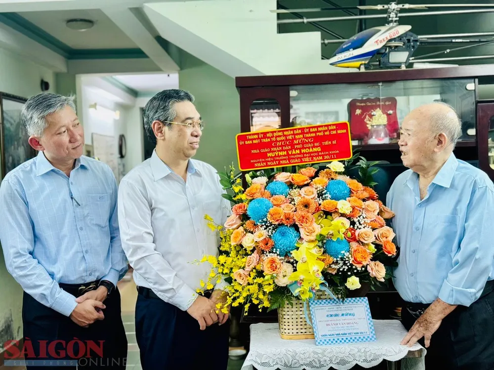 Phó Bí thư Thành ủy TPHCM Nguyễn Phước Lộc thăm, chúc mừng tặng hoa Nhà giáo nhân dân, PGS.TS Huỳnh Văn Hoàng, nguyên Hiệu trưởng Trường Đại học Bách Khoa. Ảnh: CHÍ THẠCH