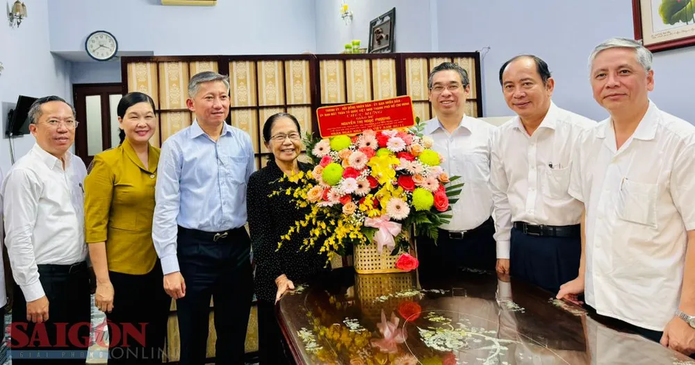 Phó Bí thư Thành ủy TPHCM Nguyễn Phước Lộc thăm, chúc mừng tặng hoa GS Nguyễn Thị Ngọc Phượng, nguyên Phó Chủ tịch Quốc hội, nguyên Giám đốc Bệnh viện Từ Dũ, Chủ tịch Hội Hữu nghị Việt Nam – Hoa Kỳ TPHCM. Ảnh: CHÍ THẠCH