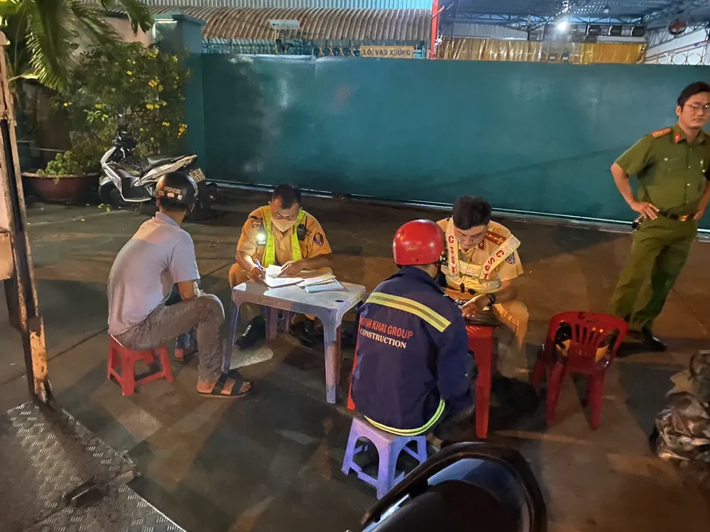 CSGT kiểm tra nhiều tài xế có dấu hiệu sử dụng rượu bia khi lái xe CSGT kiểm tra nhiều tài xế có dấu hiệu sử dụng rượu bia khi lái xe