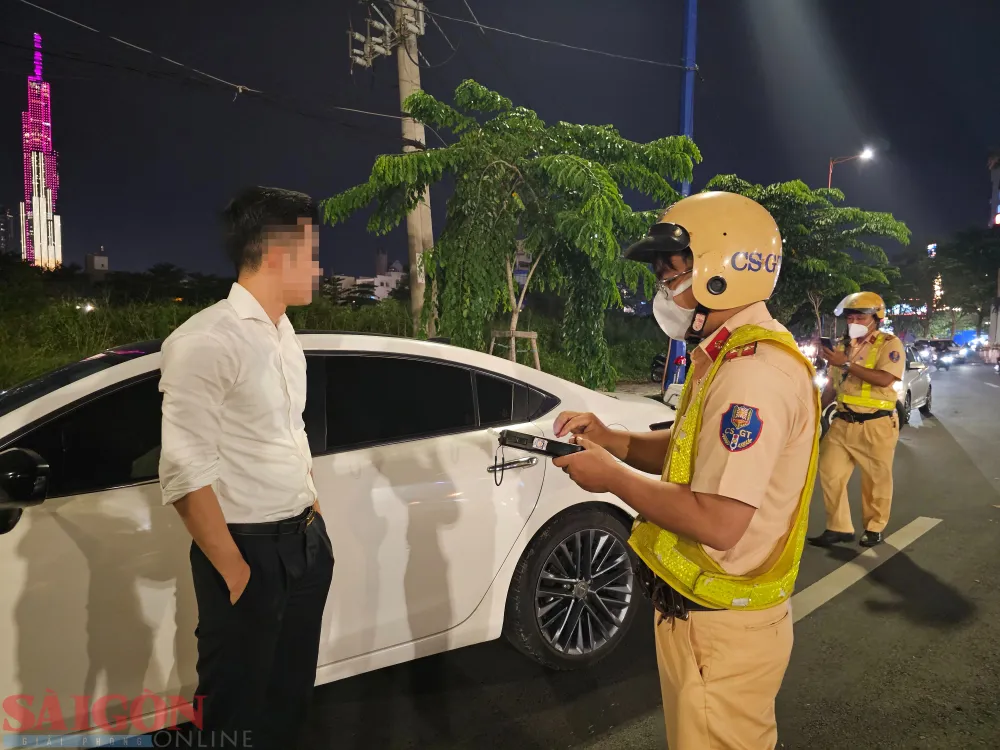 Người đàn ông nói là phóng viên và đưa ra tấm thẻ liên tục nói “Tôi là người của VOV, đây tôi có thẻ thang máy của VOV”. Người đàn ông nói là phóng viên và đưa ra tấm thẻ liên tục nói “Tôi là người của VOV, đây tôi có thẻ thang máy của VOV”.