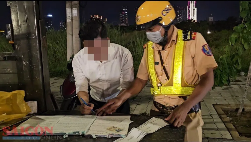 CSGT lập biên bản với ông K.. CSGT lập biên bản với ông K..