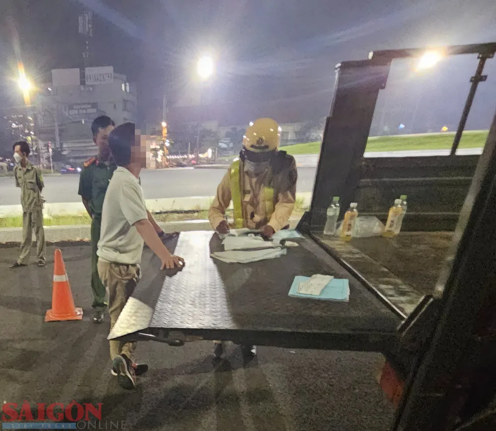 CSGT lập biên bản với ông N. CSGT lập biên bản với ông N.