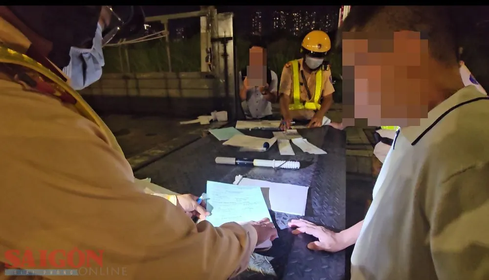 Ông N. đưa ra bằng chứng chứng minh bản thân là phó giám đốc Sở ngoại vụ của một tỉnh. Ông N. đưa ra bằng chứng chứng minh bản thân là phó giám đốc Sở ngoại vụ của một tỉnh.