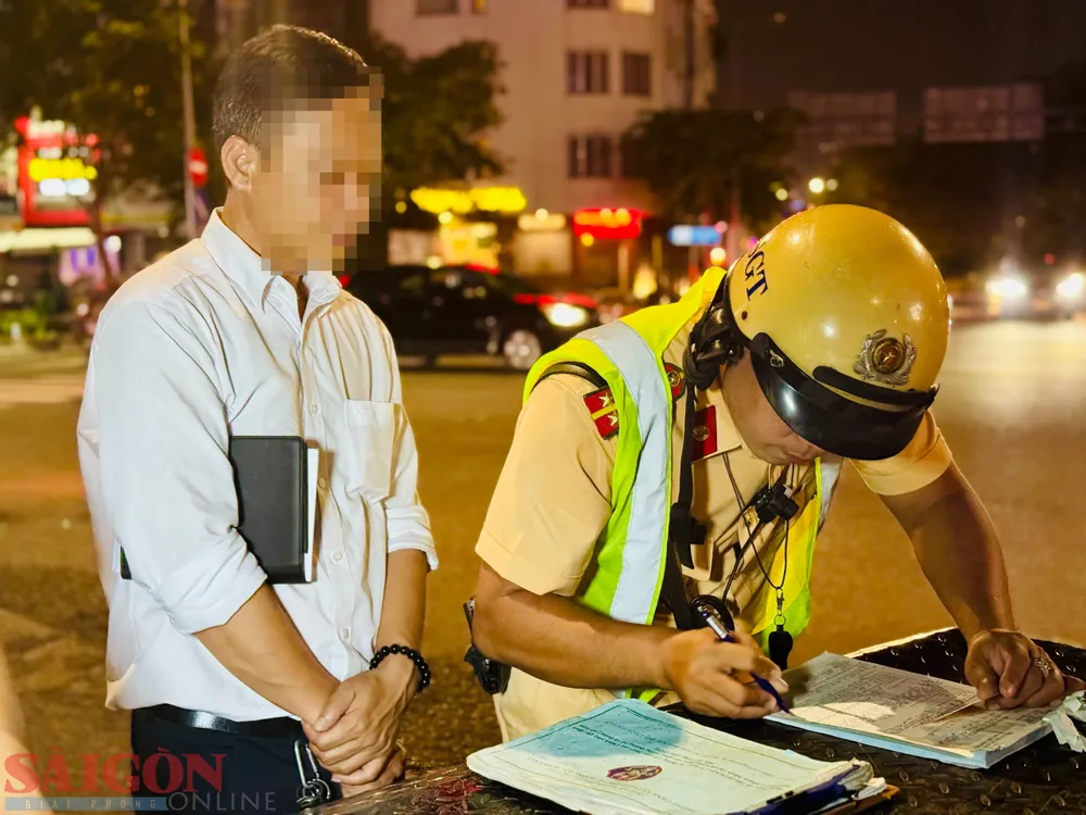 Lực lượng chức năng làm việc với ông H.