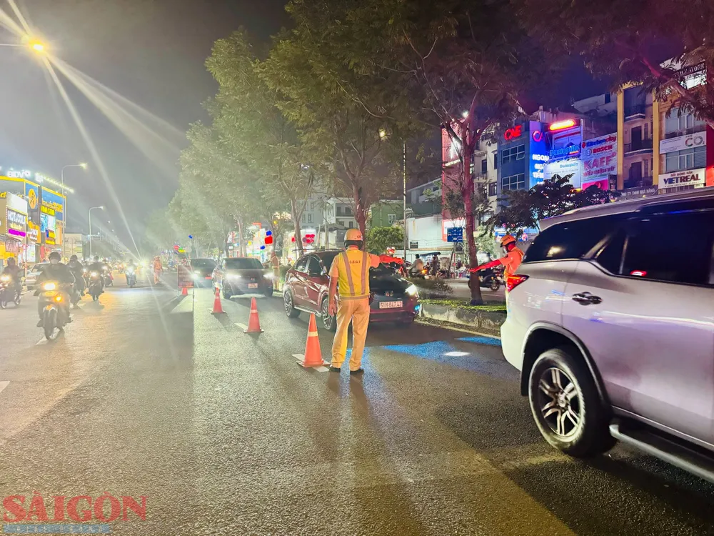 Các tài xế lái xe ô tô, xe tải... đều được CSGT TP Thủ Đức kiểm tra nồng độ cồn và chất kích thích