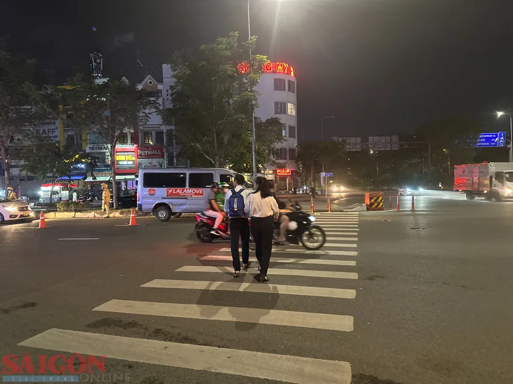 Ông H. và người phụ nữ đi cùng đi bộ qua đường để về nhà