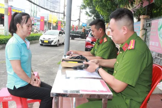 "Hàng nóng" được người dân giao nộp Công an TP Thủ Đức "Hàng nóng" được người dân giao nộp Công an TP Thủ Đức