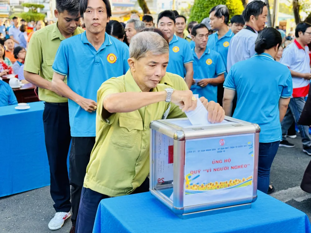 Người dân quận 10 ủng hộ Quỹ "Vì người nghèo" Người dân quận 10 ủng hộ Quỹ "Vì người nghèo"