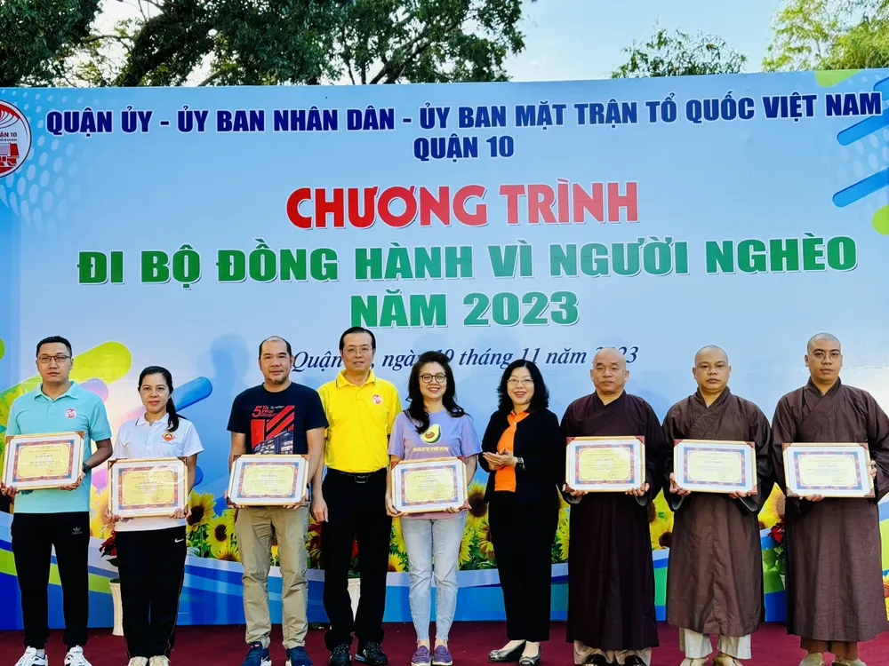 Lãnh đạo quận 10 trao giấy khen cho các đơn vị Lãnh đạo quận 10 trao giấy khen cho các đơn vị