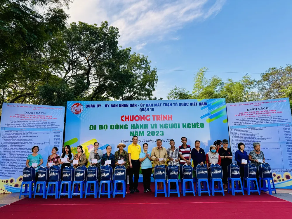 Chủ tịch Ủy ban MTTQ Việt Nam TPHCM Trần Kim Yến cùng Bí thư Quận ủy quận 10 Lê Văn Minh trao quà cho các hộ gia đình khó khăn Chủ tịch Ủy ban MTTQ Việt Nam TPHCM Trần Kim Yến cùng Bí thư Quận ủy quận 10 Lê Văn Minh trao quà cho các hộ gia đình khó khăn