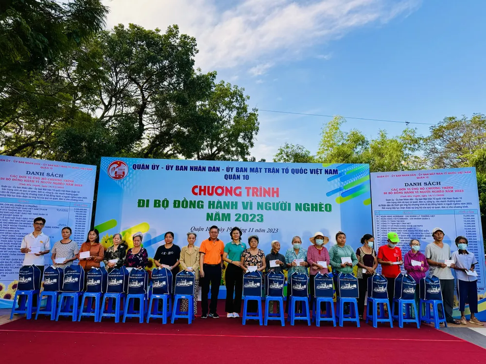 Lãnh đạo MTTQ Việt Nam TPHCM cùng quận 10 trao quà cho các gia đình khó khăn Lãnh đạo MTTQ Việt Nam TPHCM cùng quận 10 trao quà cho các gia đình khó khăn