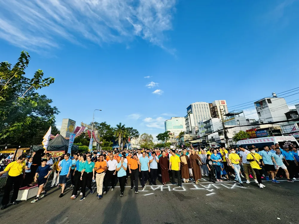 1.000 người đi bộ gây quỹ ủng hộ hoàn cảnh khó khăn hơn 5,5 tỷ đồng ở quận 10 1.000 người đi bộ gây quỹ ủng hộ hoàn cảnh khó khăn hơn 5,5 tỷ đồng ở quận 10